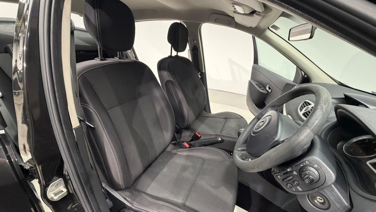 Used Renault Clio 2011 for sale - 76824411: Photo 82