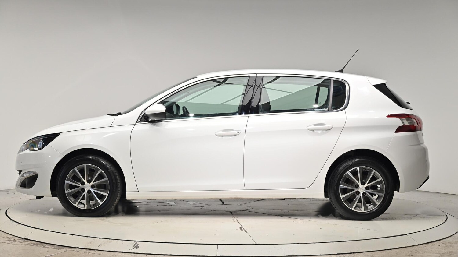 Used Peugeot 308 2015 for sale - 76550404: Photo 3