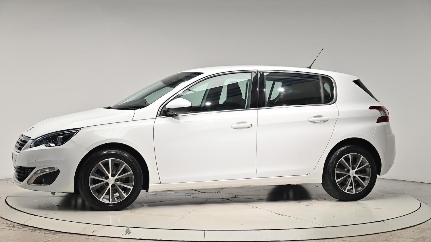 Used Peugeot 308 2015 for sale - 76992702: Photo 18