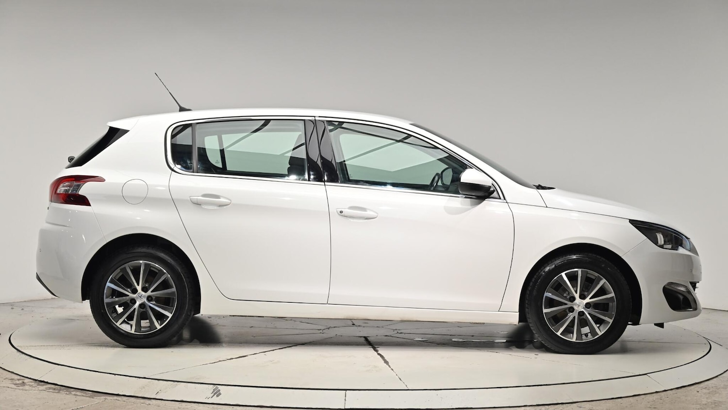 Used Peugeot 308 2015 for sale - 76992702: Photo 4