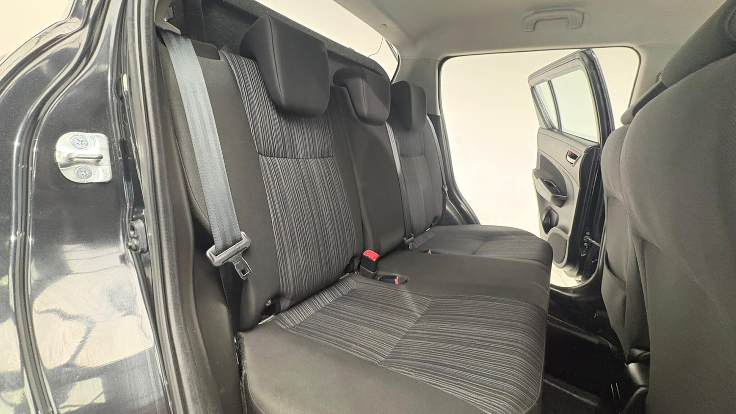 Used Suzuki Swift 2015 for sale - 76073242: Photo 85
