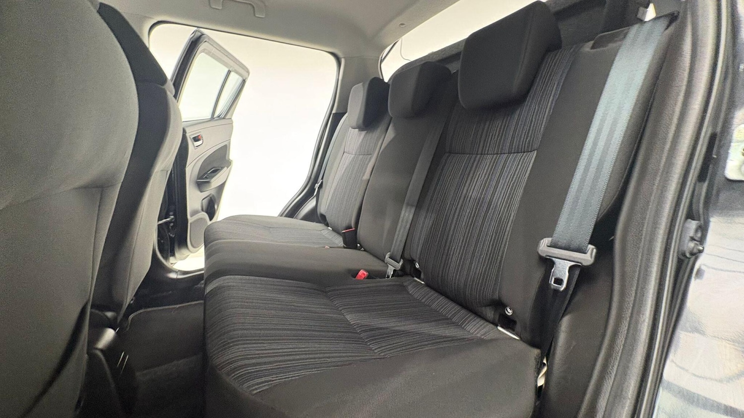 Used Suzuki Swift 2015 for sale - 76073242: Photo 86