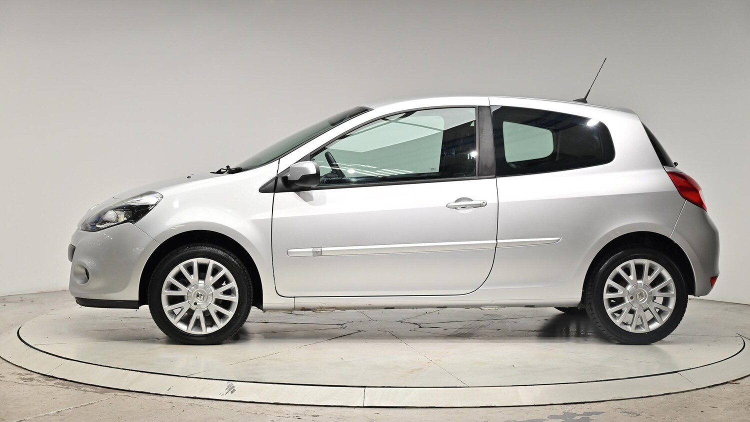 Used Renault Clio 2010 for sale - 76084395: Photo 20