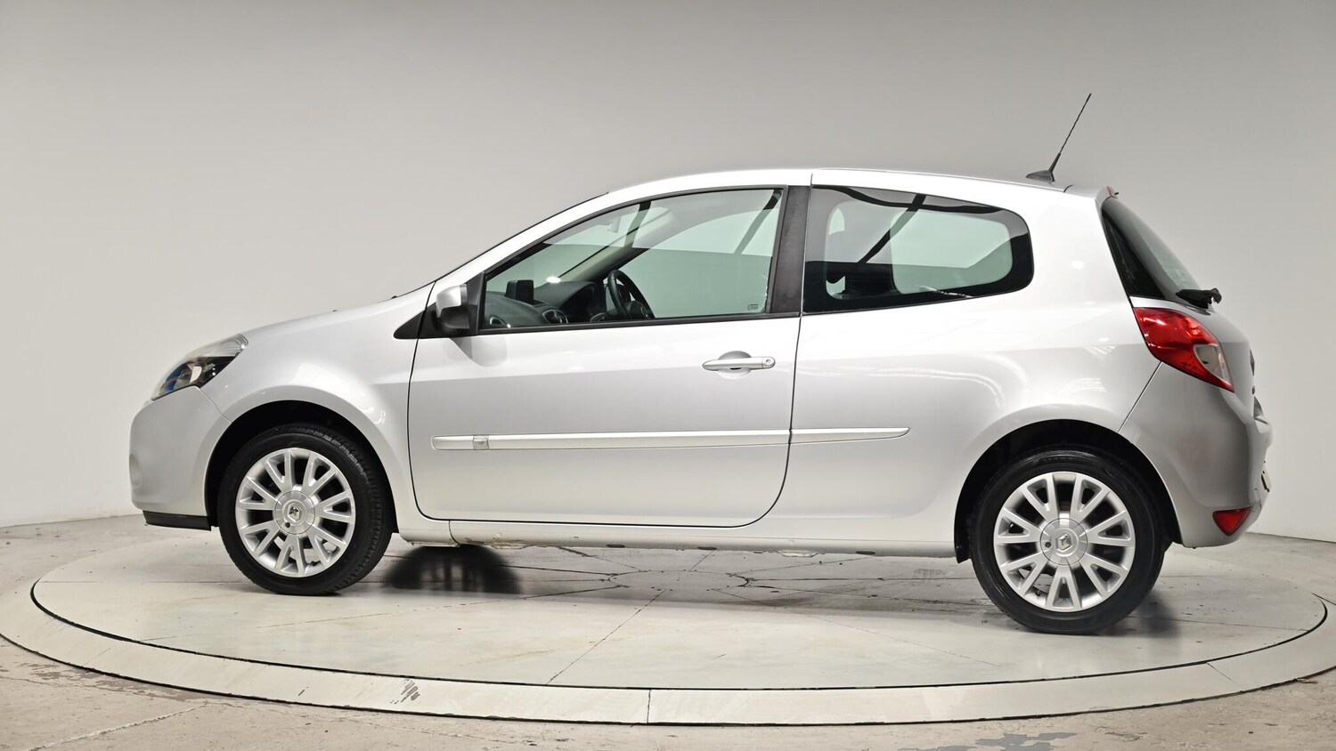 Used Renault Clio 2010 for sale - 76084395: Photo 22