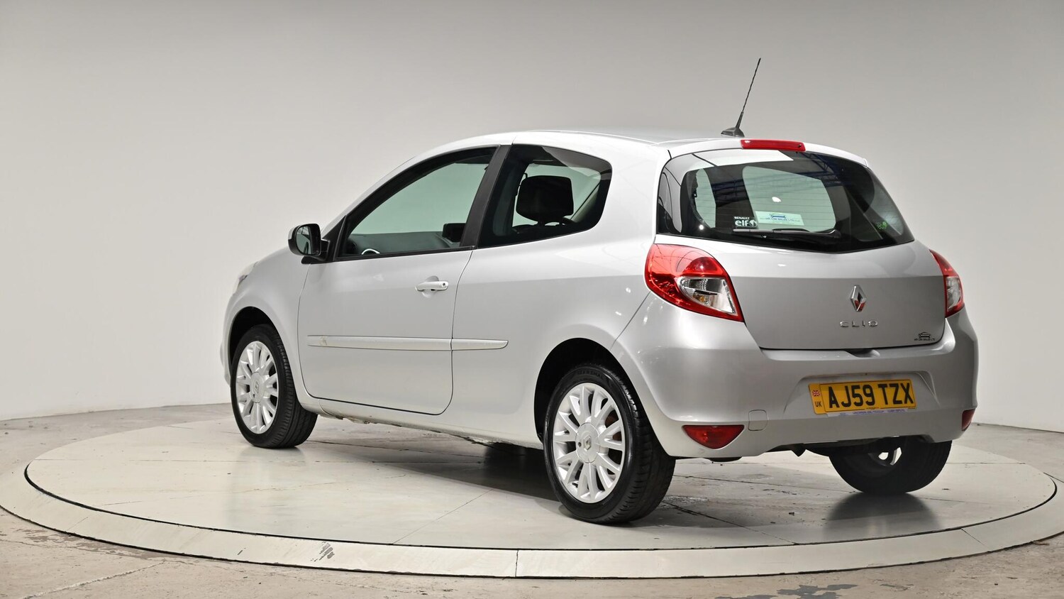 Used Renault Clio 2010 for sale - 76084395: Photo 26