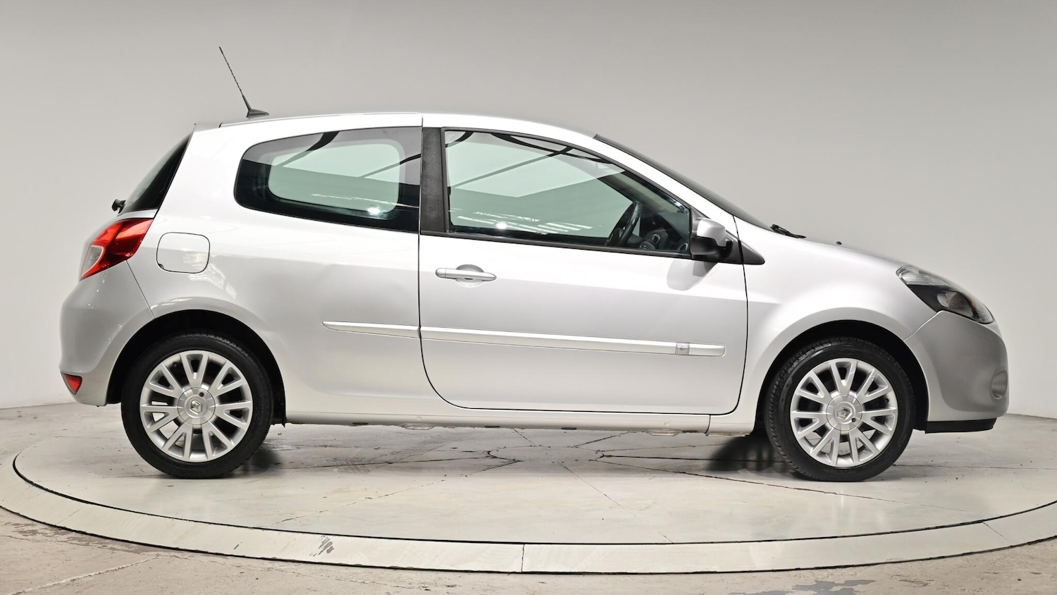 Used Renault Clio 2010 for sale - 76084395: Photo 4