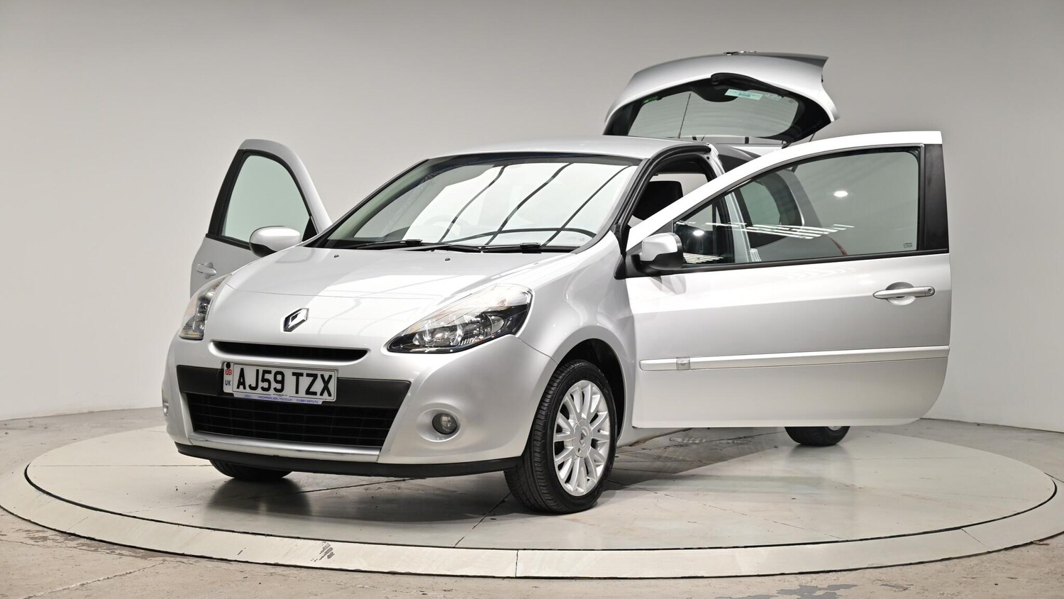 Used Renault Clio 2010 for sale - 76084395: Photo 51