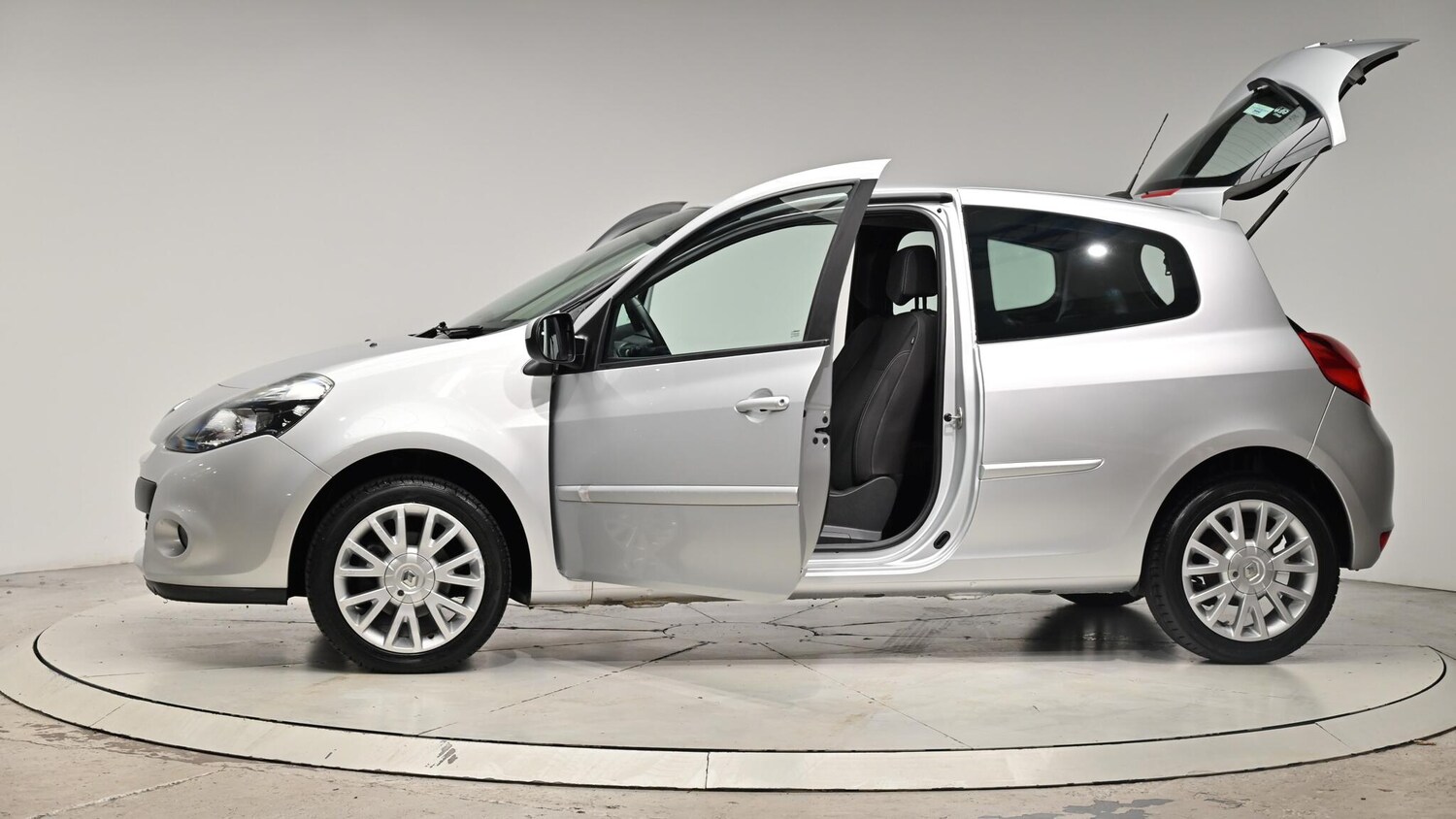 Used Renault Clio 2010 for sale - 76084395: Photo 56