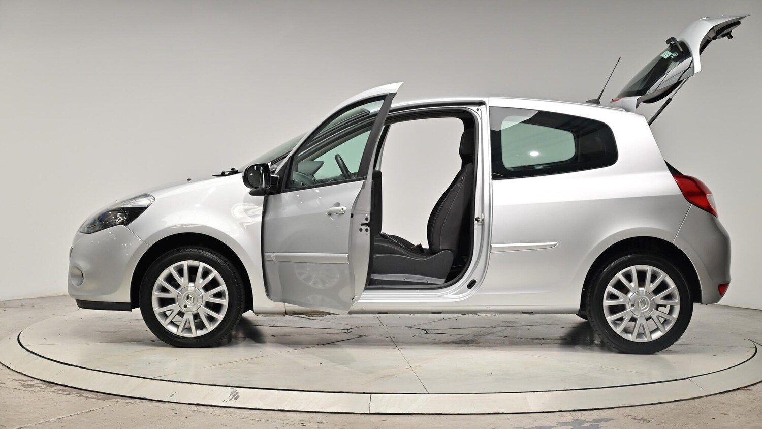 Used Renault Clio 2010 for sale - 76084395: Photo 57