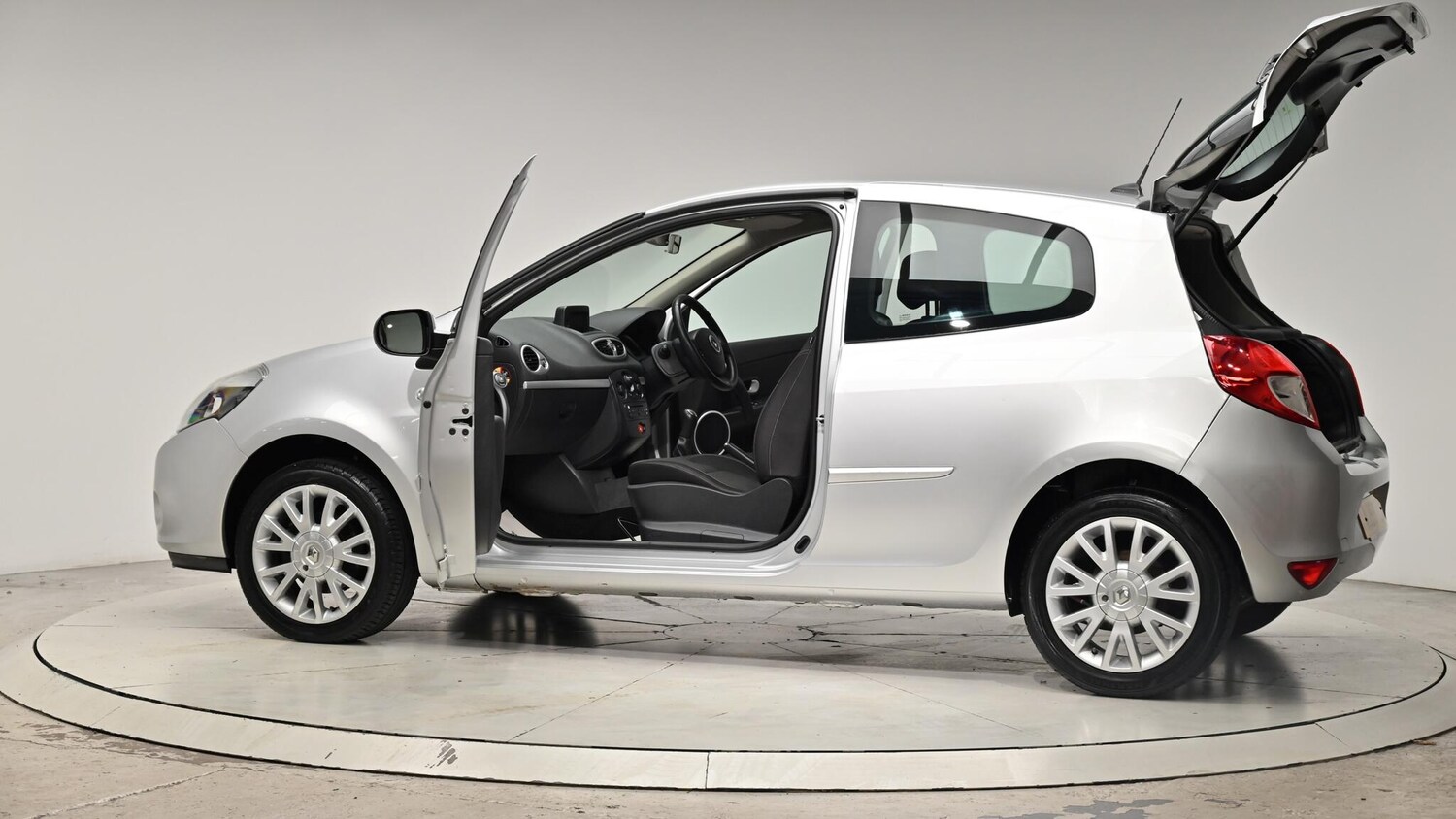 Used Renault Clio 2010 for sale - 76084395: Photo 59