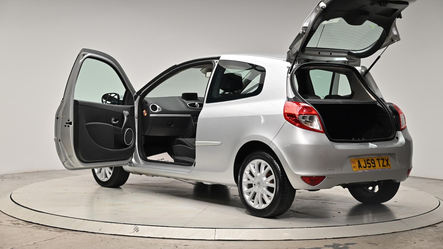 Used Renault Clio 2010 for sale - 76084395: Photo 62