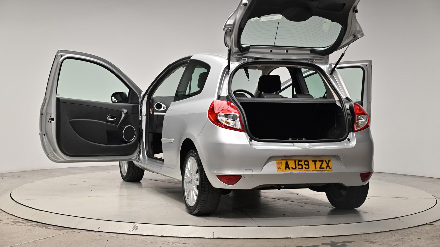 Used Renault Clio 2010 for sale - 76084395: Photo 64