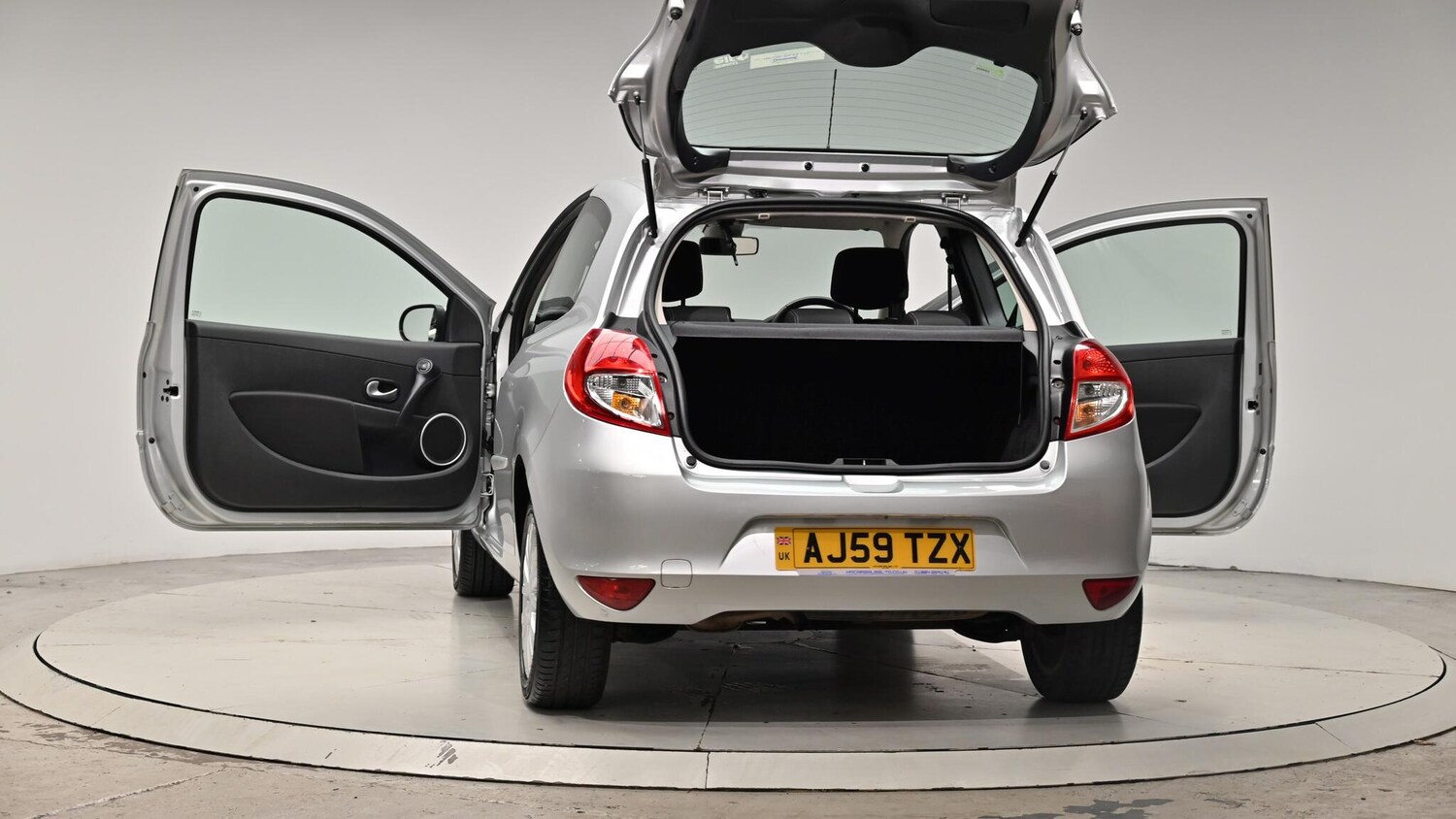 Used Renault Clio 2010 for sale - 76084395: Photo 65