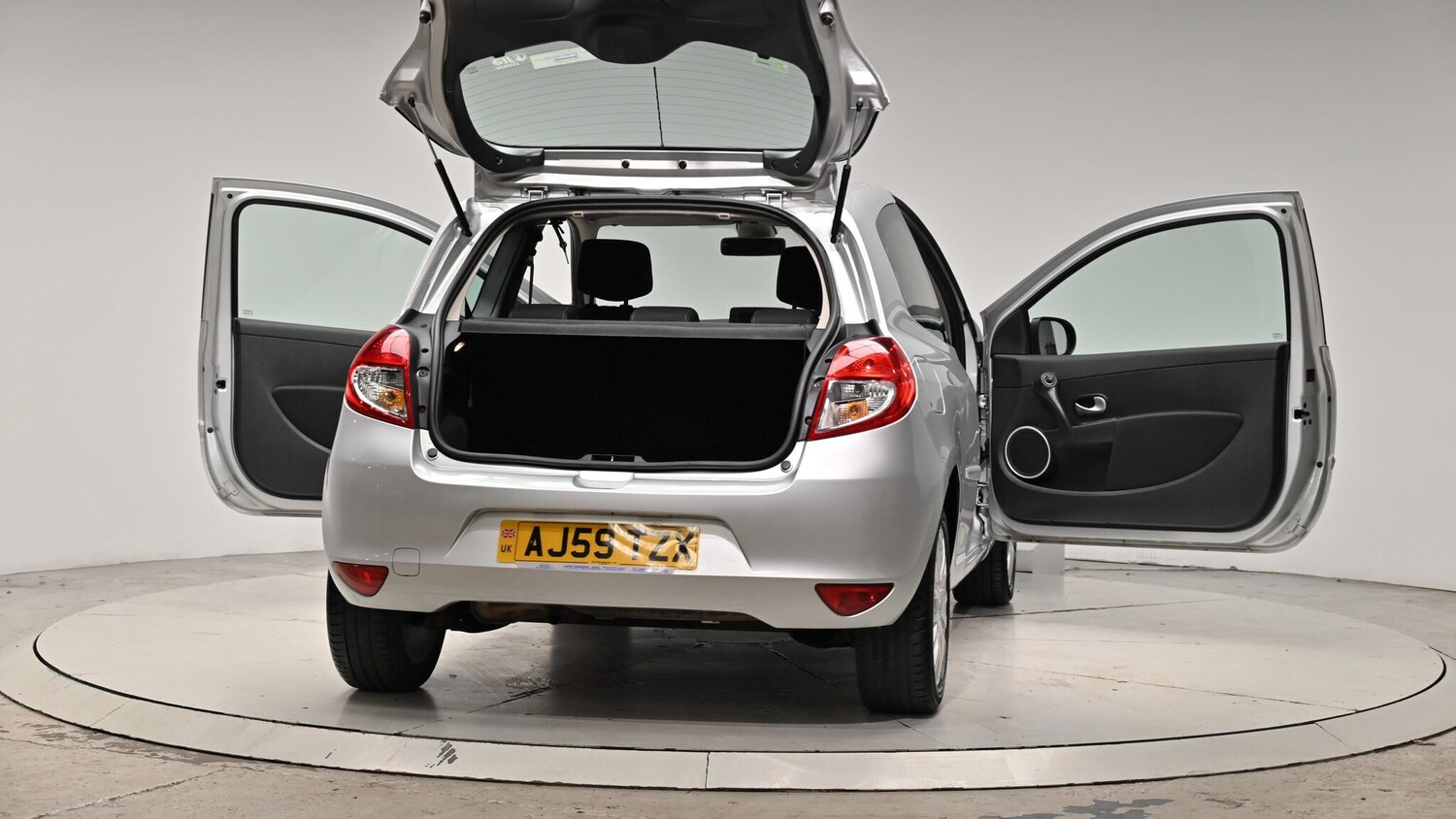 Used Renault Clio 2010 for sale - 76084395: Photo 67