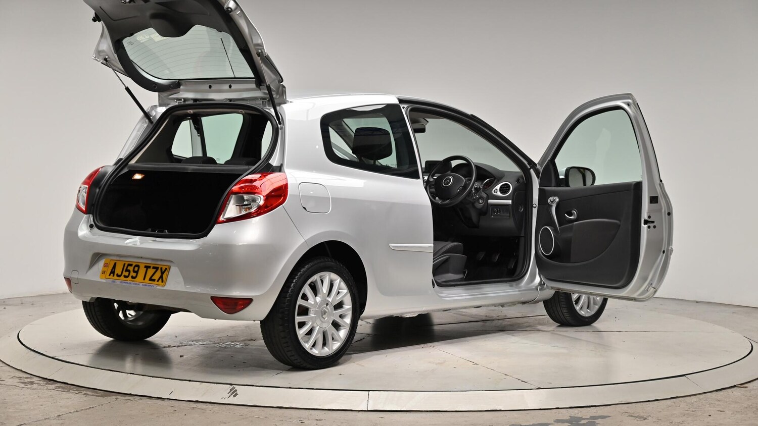 Used Renault Clio 2010 for sale - 76084395: Photo 70