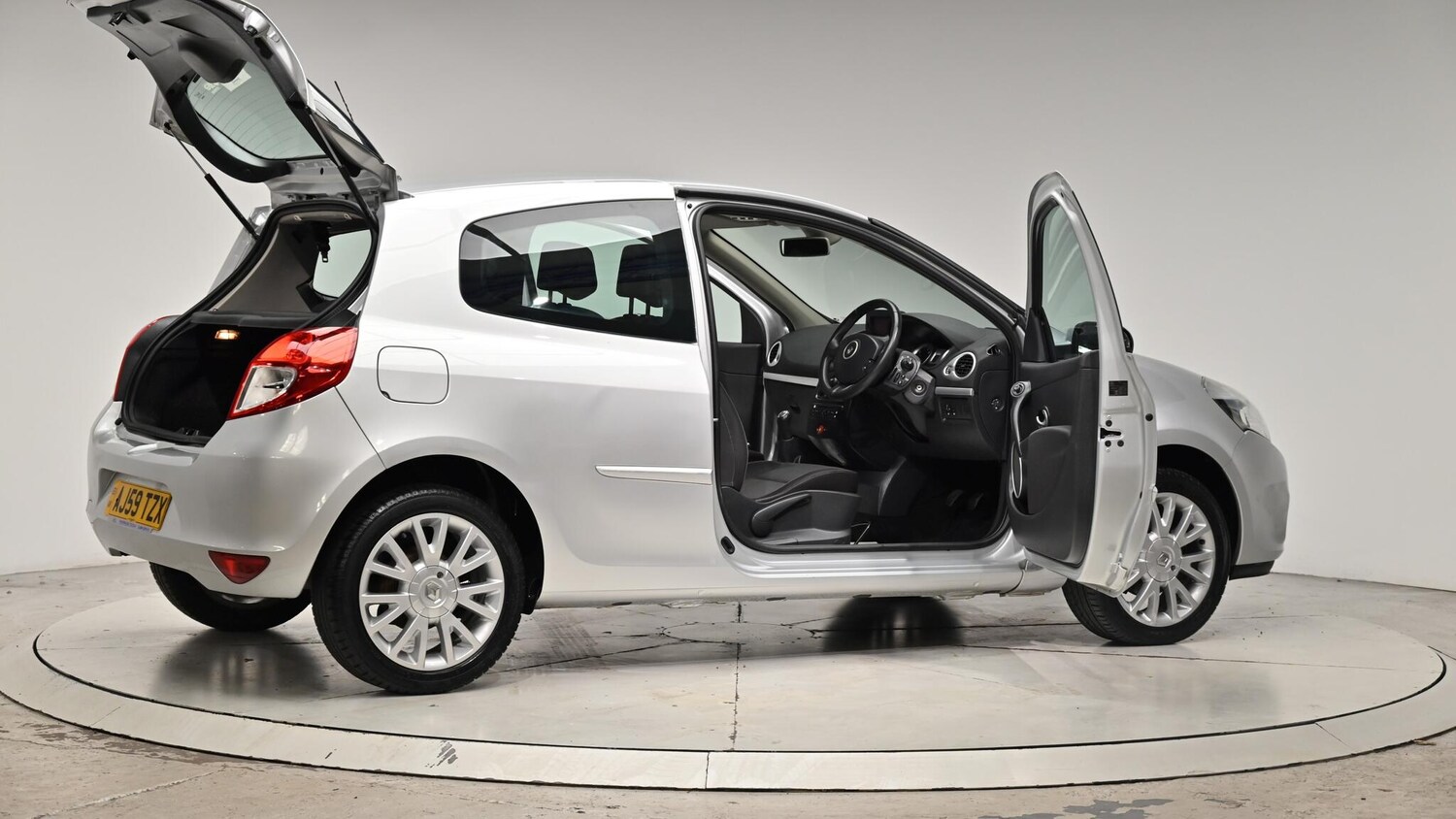 Used Renault Clio 2010 for sale - 76084395: Photo 72