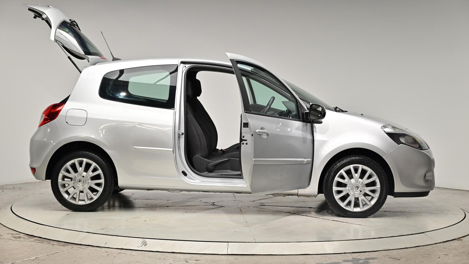 Used Renault Clio 2010 for sale - 76084395: Photo 75