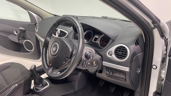 Used Renault Clio 2010 for sale - 76084395: Photo 79
