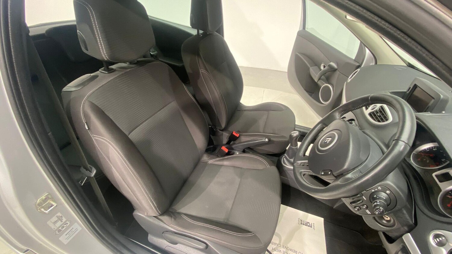 Used Renault Clio 2010 for sale - 76084395: Photo 82