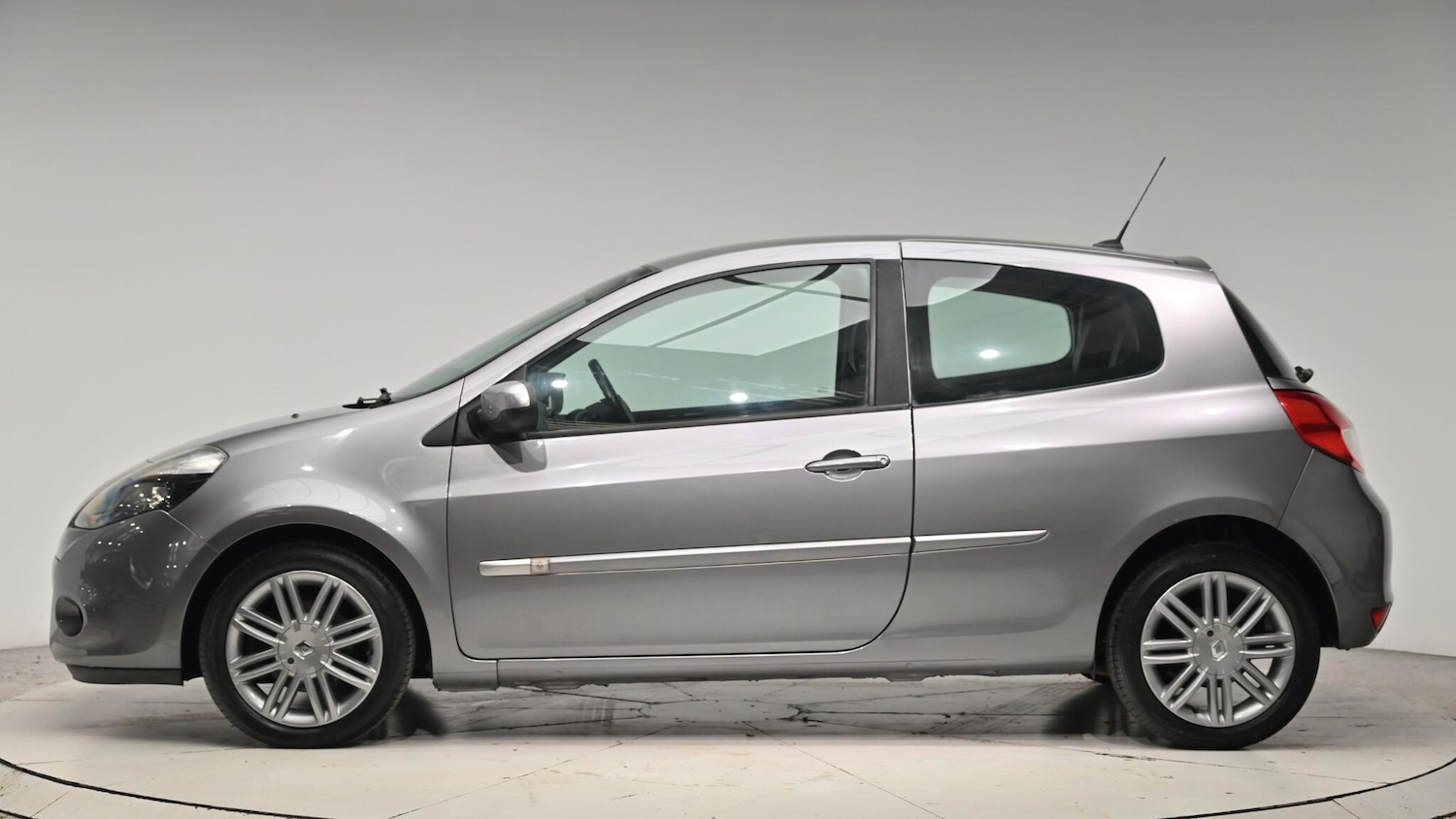 Used Renault Clio 2011 for sale - 76702355: Photo 3