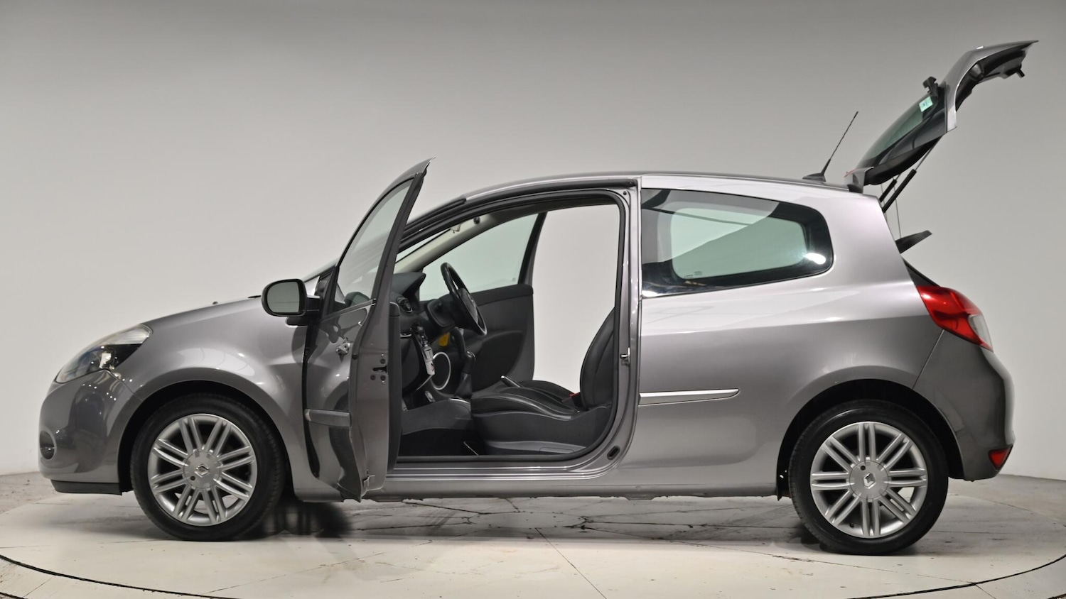 Used Renault Clio 2011 for sale - 76702355: Photo 57