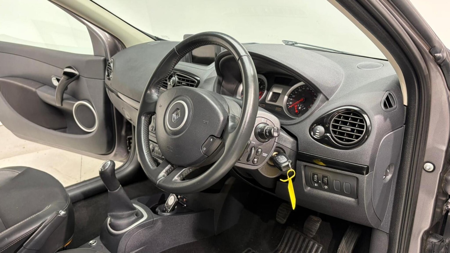 Used Renault Clio 2011 for sale - 76702355: Photo 79