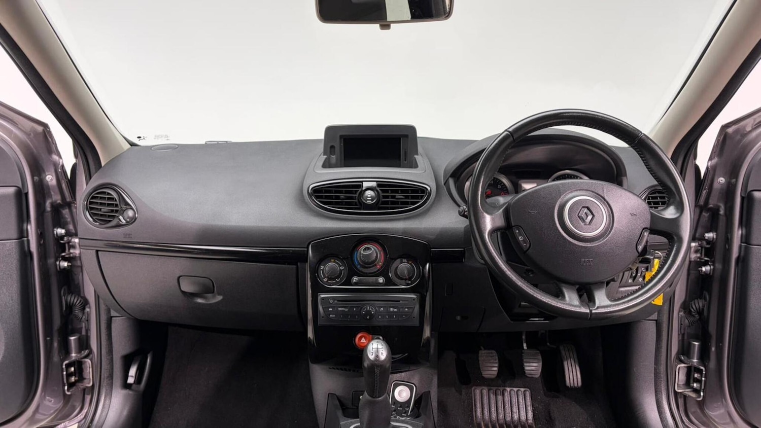 Used Renault Clio 2011 for sale - 76702355: Photo 81