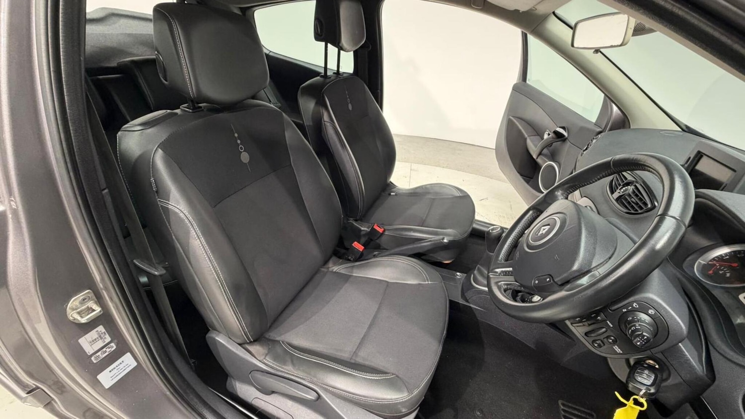 Used Renault Clio 2011 for sale - 76702355: Photo 82