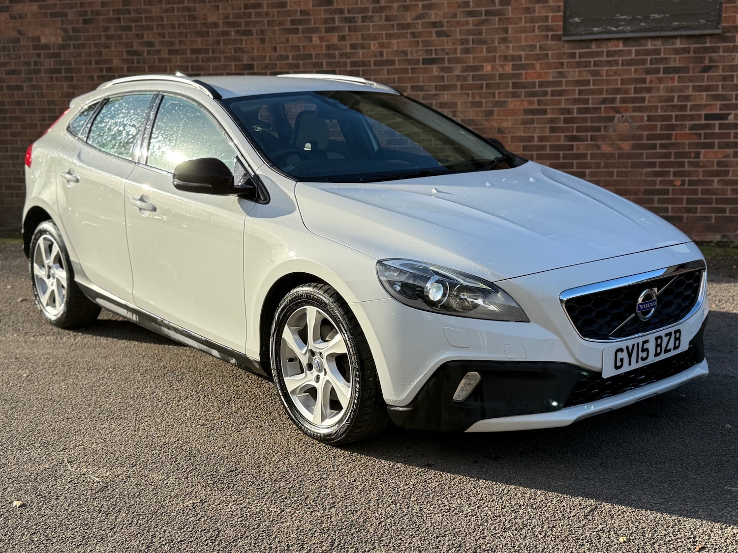 Used Volvo V40 2015 for sale - 76640937: Photo 1