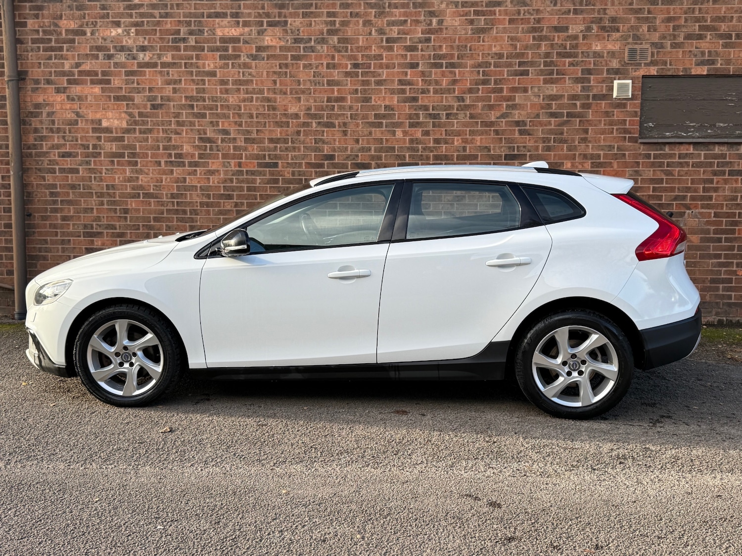 Used Volvo V40 2015 for sale - 76640937: Photo 10