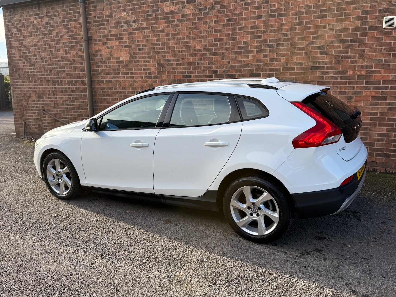 Used Volvo V40 2015 for sale - 76640937: Photo 11