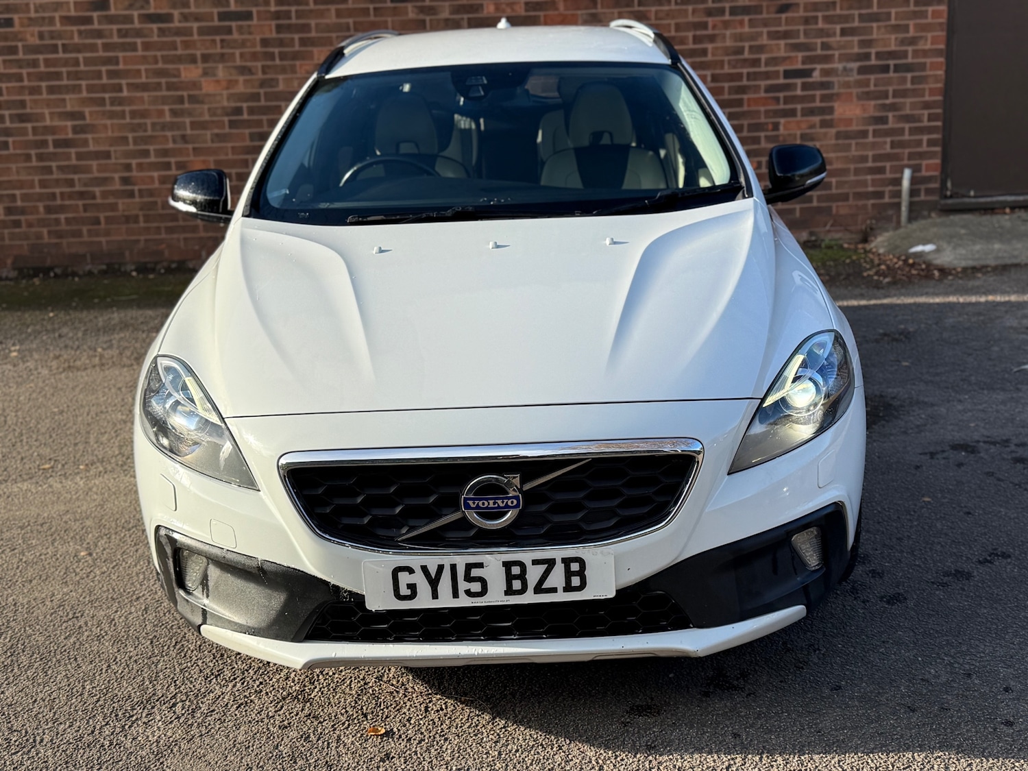 Used Volvo V40 2015 for sale - 76640937: Photo 2