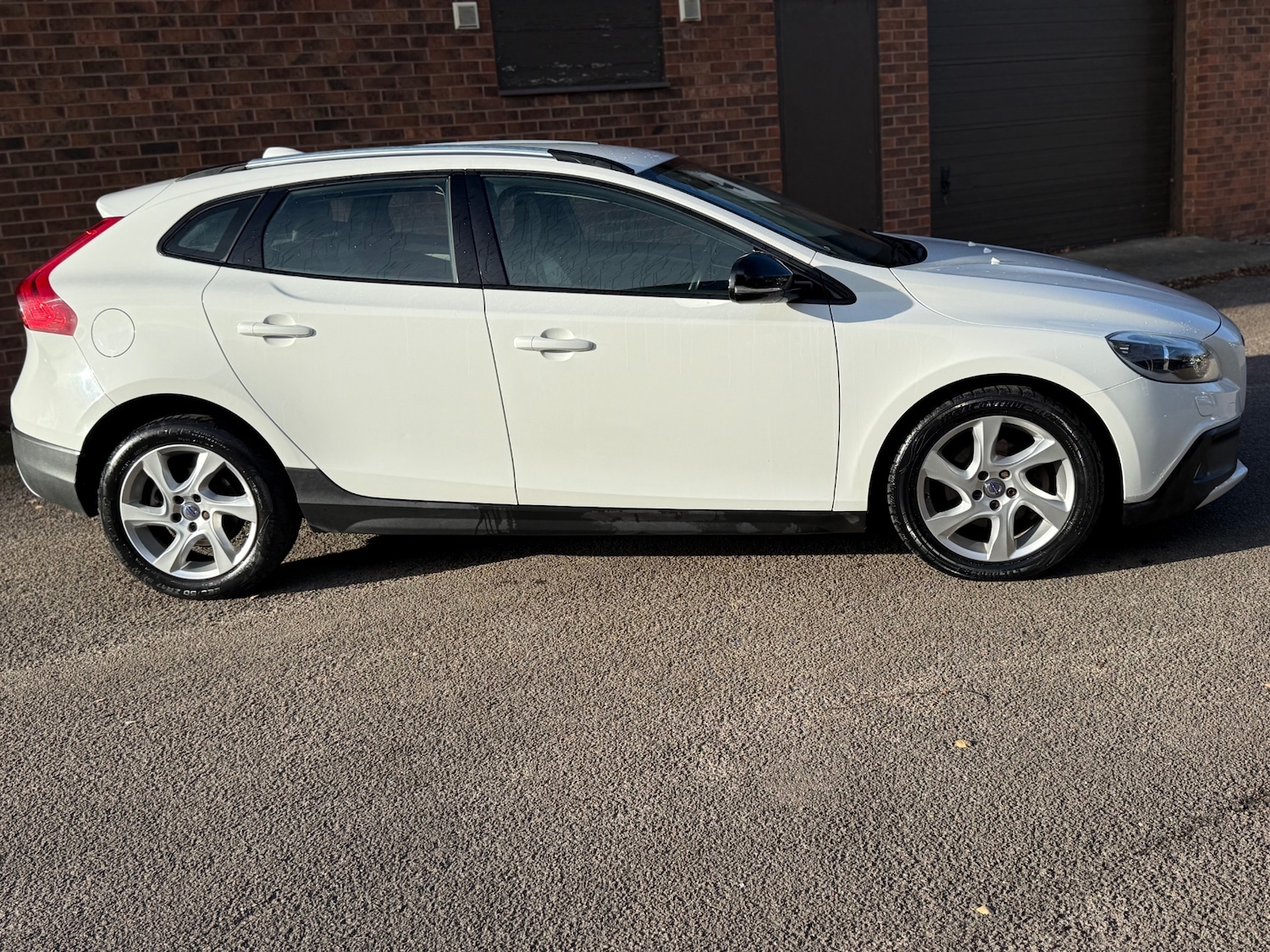 Used Volvo V40 2015 for sale - 76640937: Photo 3