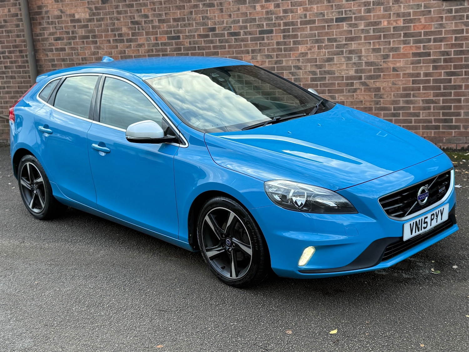 Used Volvo V40 2015 for sale - 76879088: Photo 1