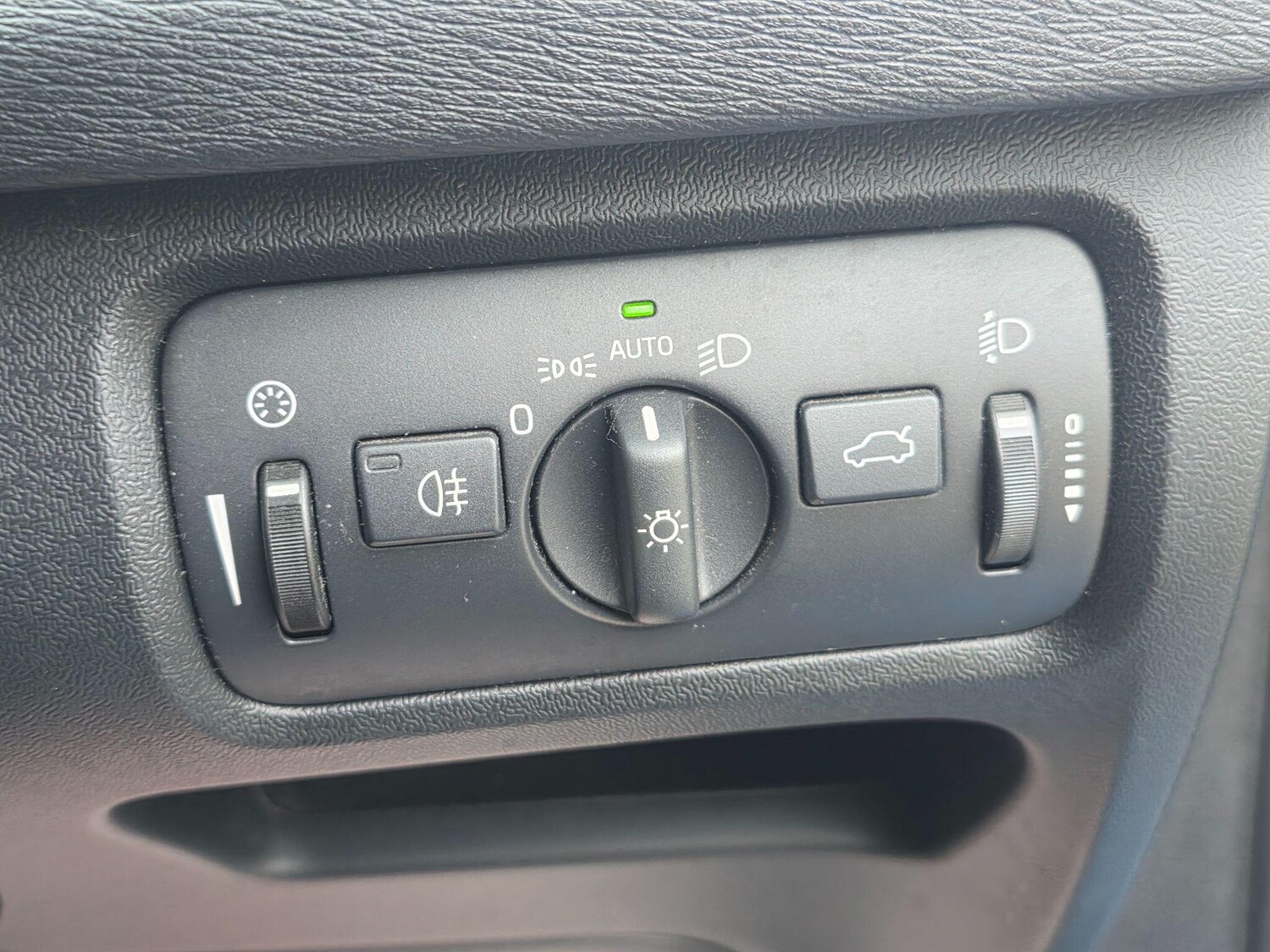 Used Volvo V40 2015 for sale - 78009484: Photo 33