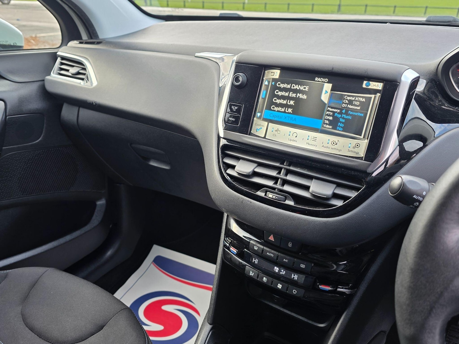 Used Peugeot 208 2014 for sale - 77269468: Photo 29