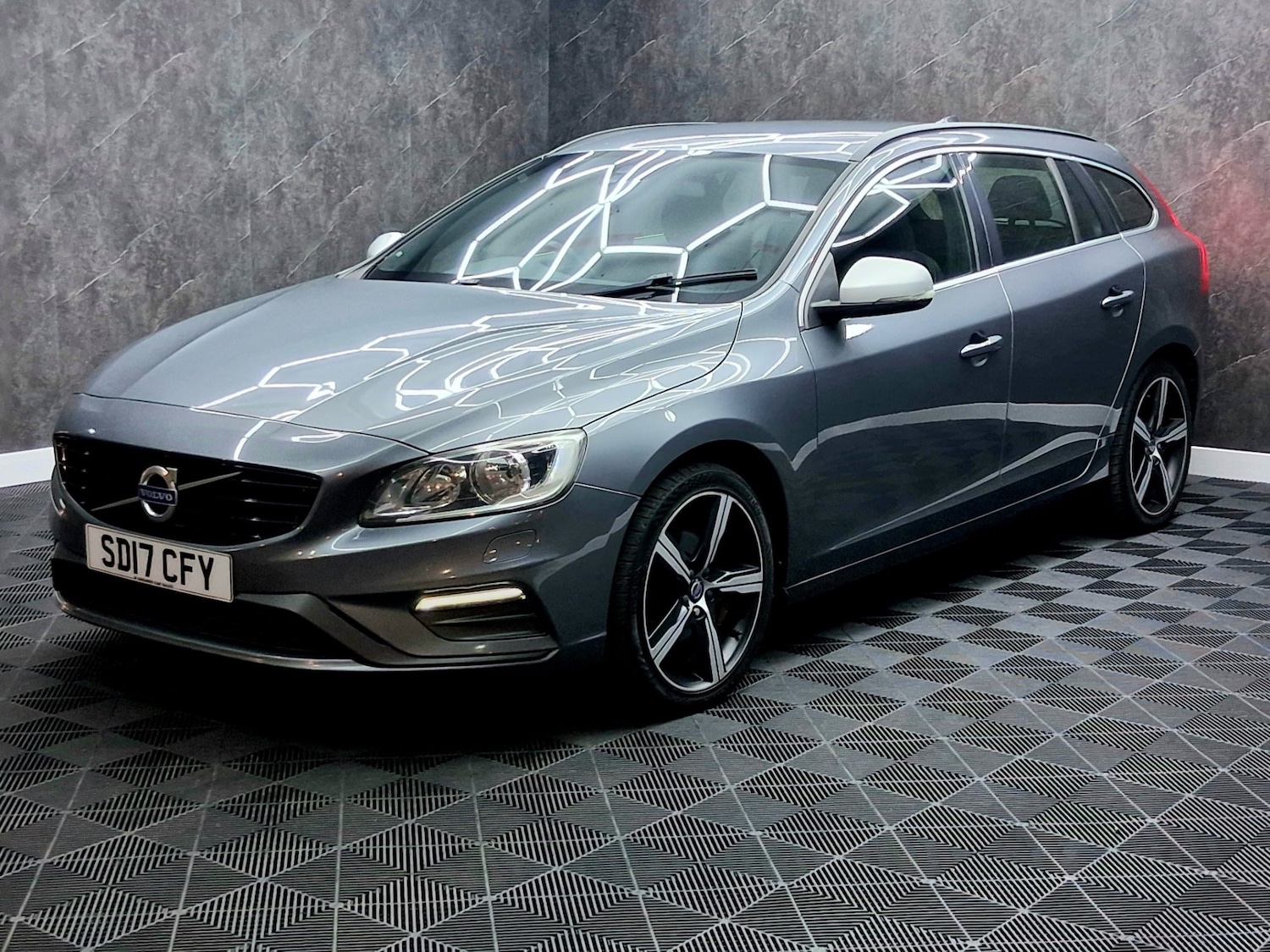 Used Volvo V60 2017 for sale - 77530393: Photo 2