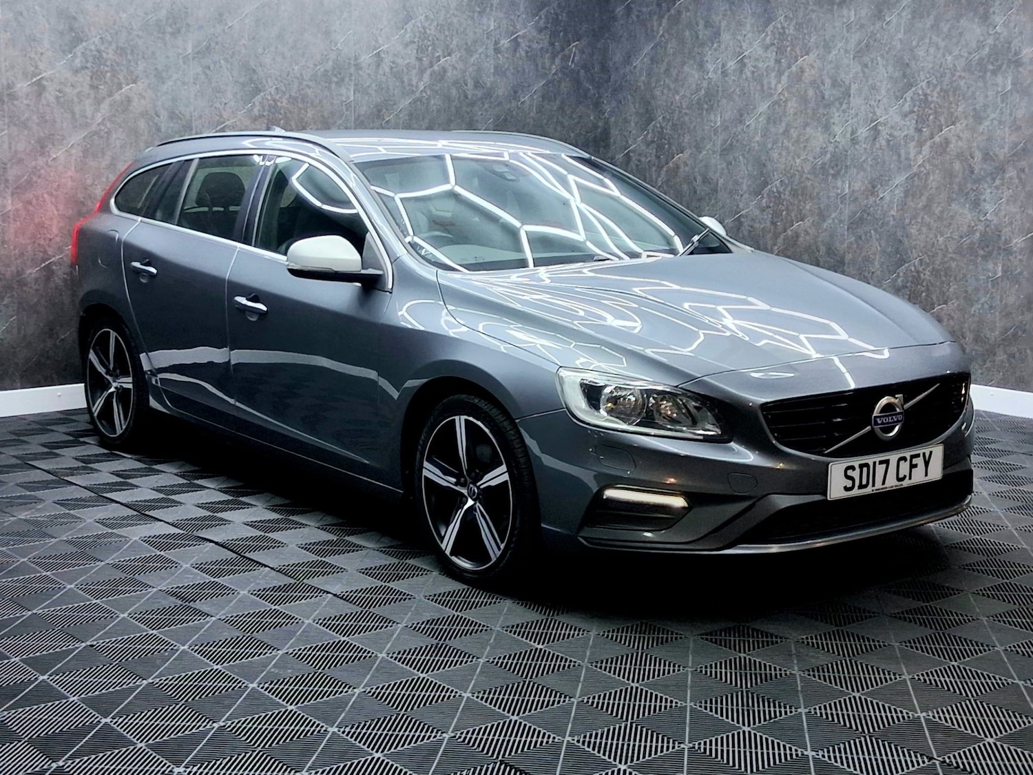 Used Volvo V60 2017 for sale - 77530393: Photo 3