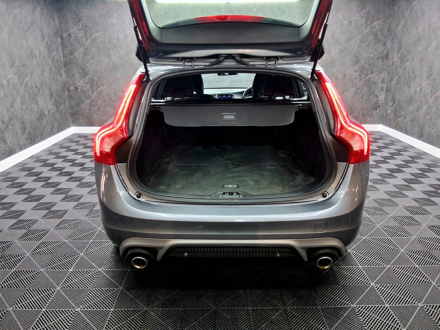 Used Volvo V60 2017 for sale - 77530393: Photo 8