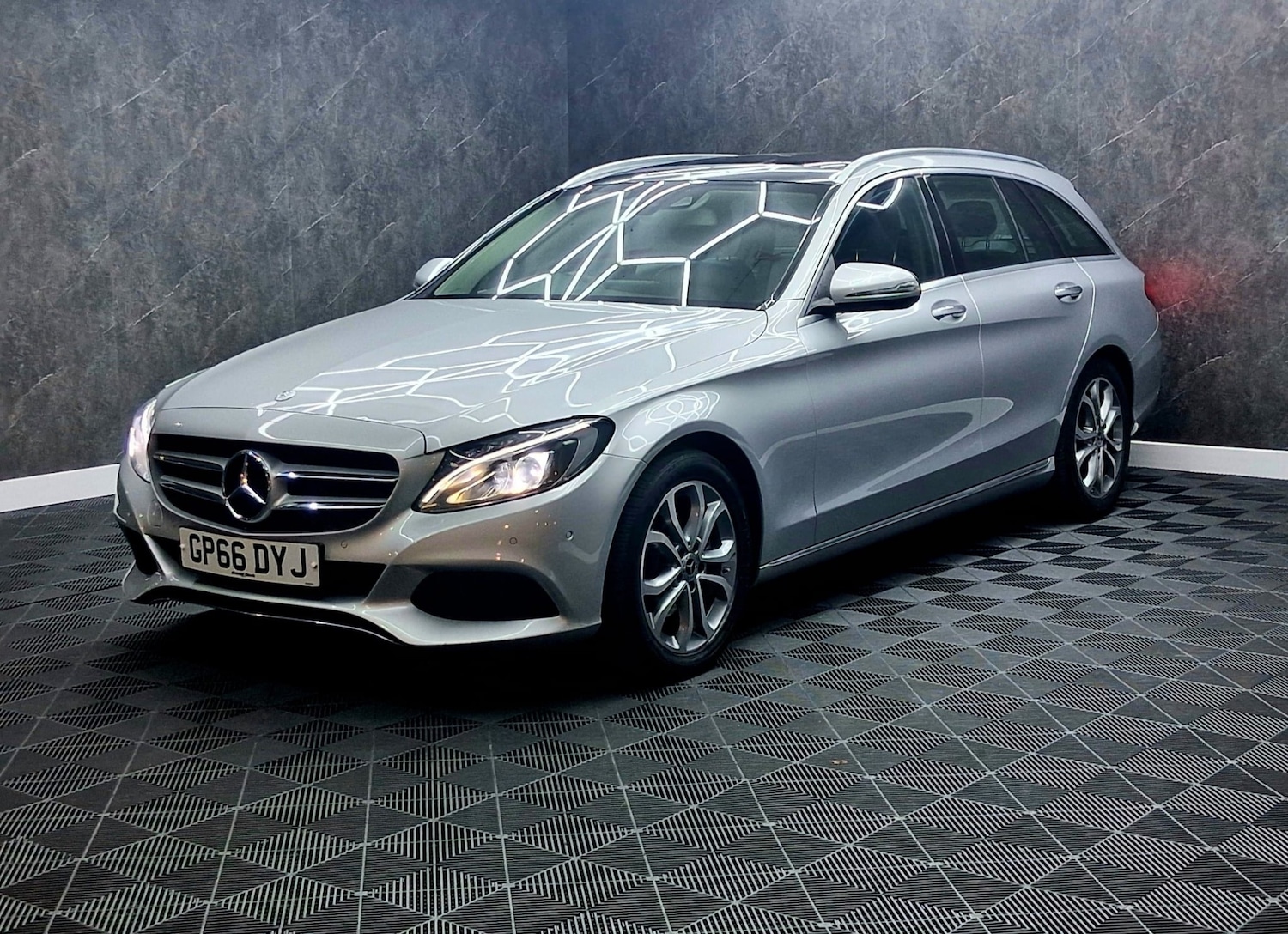 Used Mercedes-Benz C Class 2017 for sale - 77644082: Photo 2