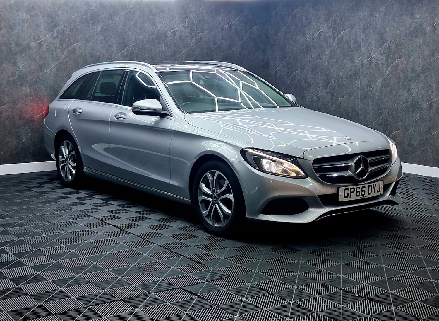 Used Mercedes-Benz C Class 2017 for sale - 77644082: Photo 3