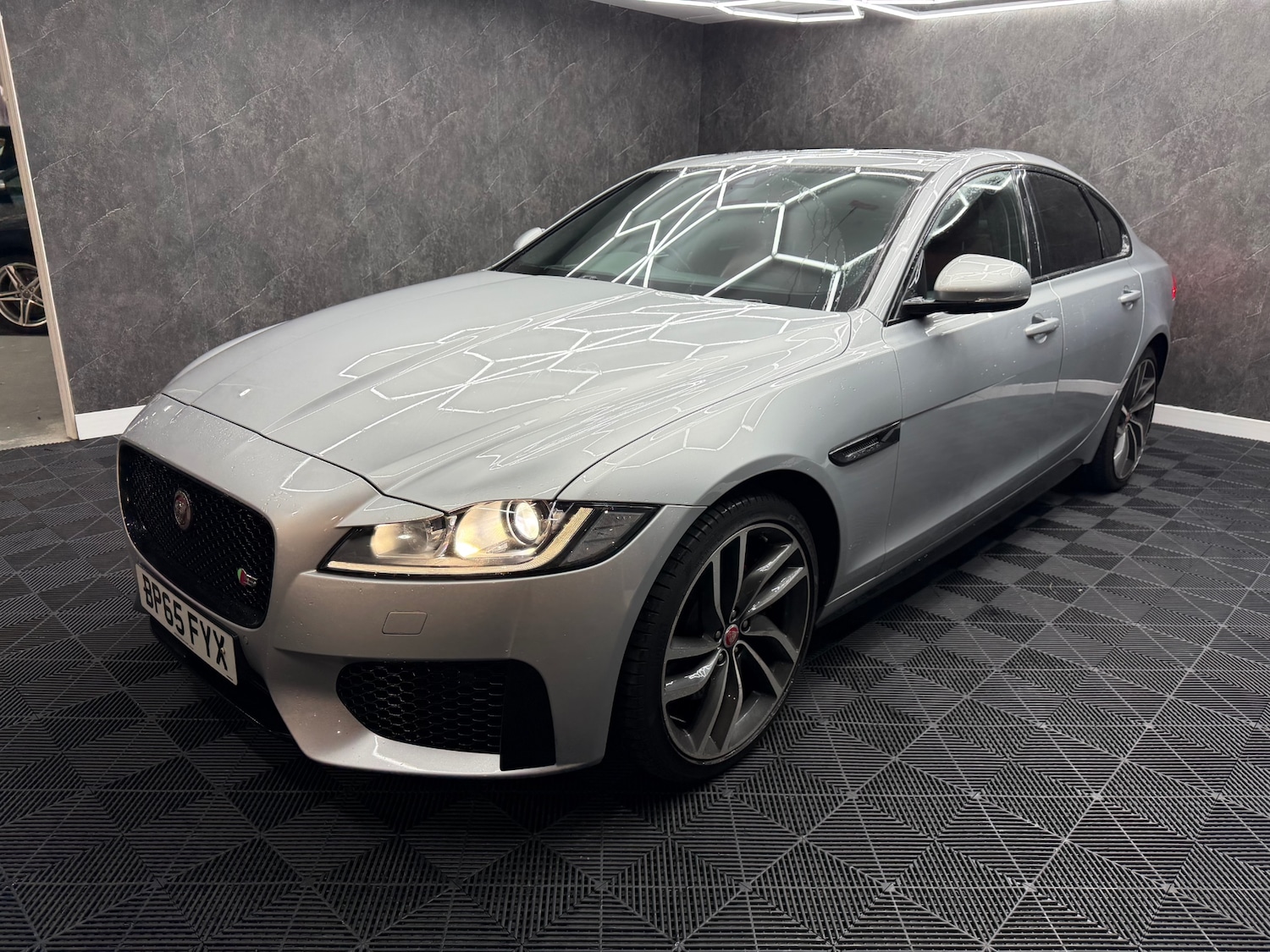 Used Jaguar XF 2016 for sale - 77380740: Photo 4