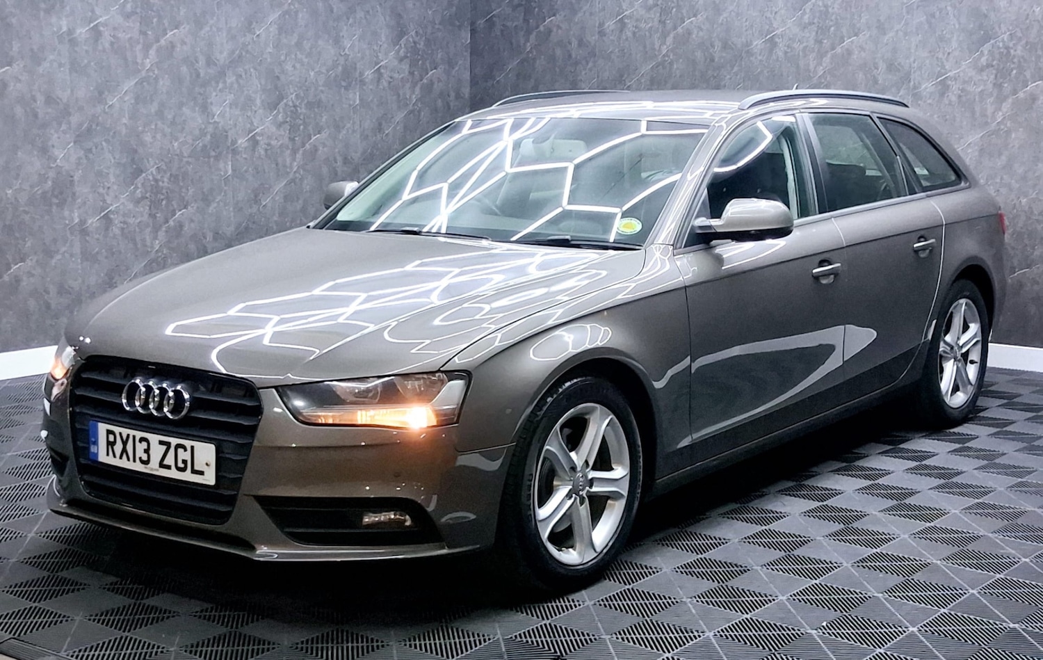 Used Audi A4 2013 for sale - 77872944: Photo 4