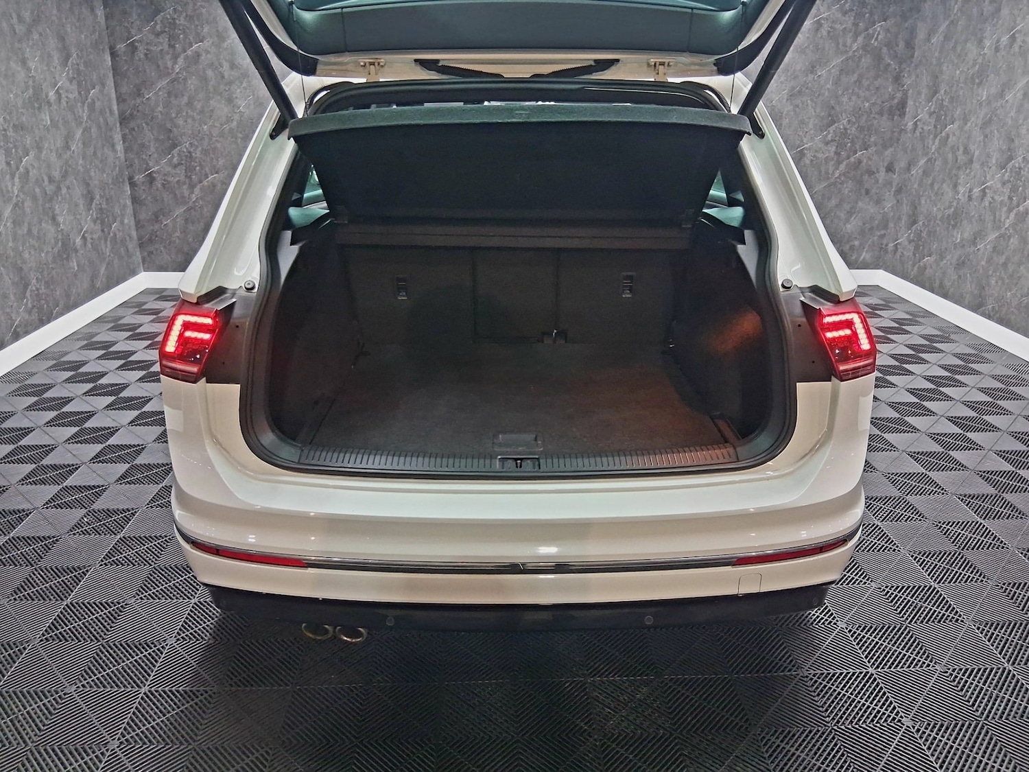 Used Volkswagen Tiguan 2017 for sale - 77136010: Photo 14