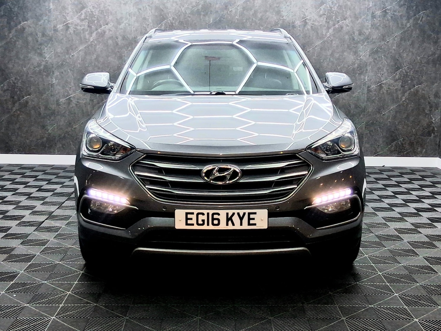 Used Hyundai Santa Fe 2016 for sale - 77606878: Photo 2