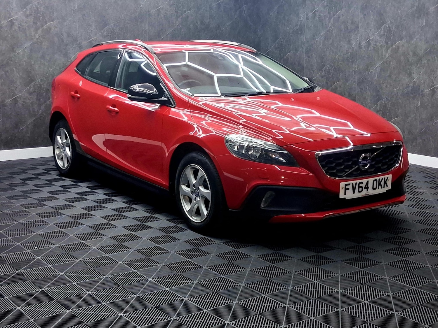 Used Volvo V40 2014 for sale - 77241940: Photo 2
