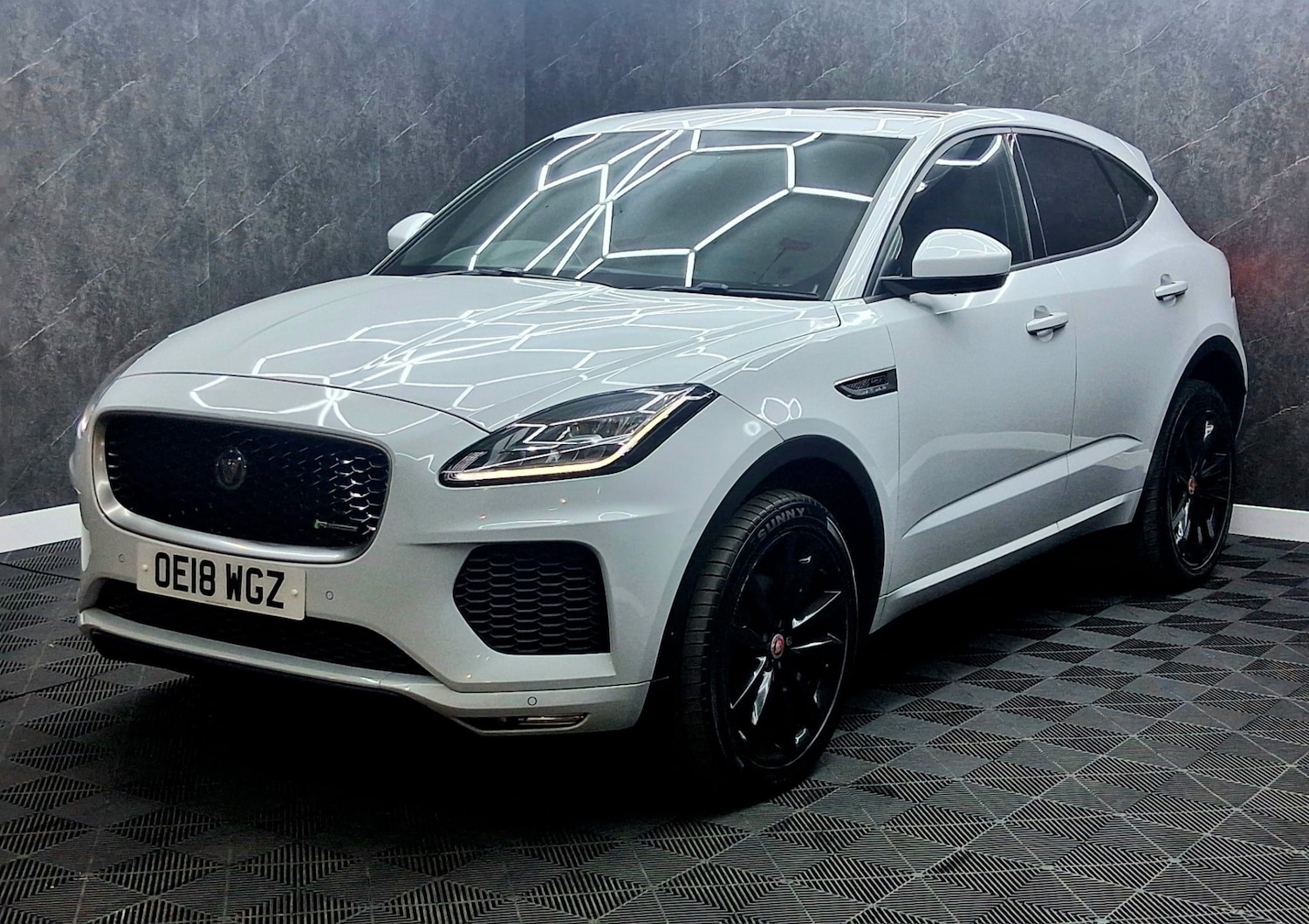 Used Jaguar E-Pace 2018 for sale - 77989368: Photo 2