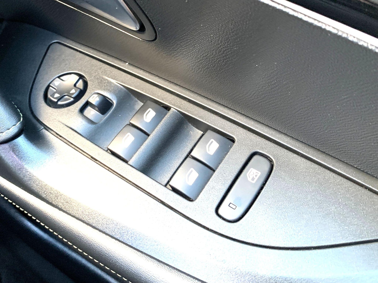 Used Peugeot E-2008 2021 for sale - 76550198: Photo 46