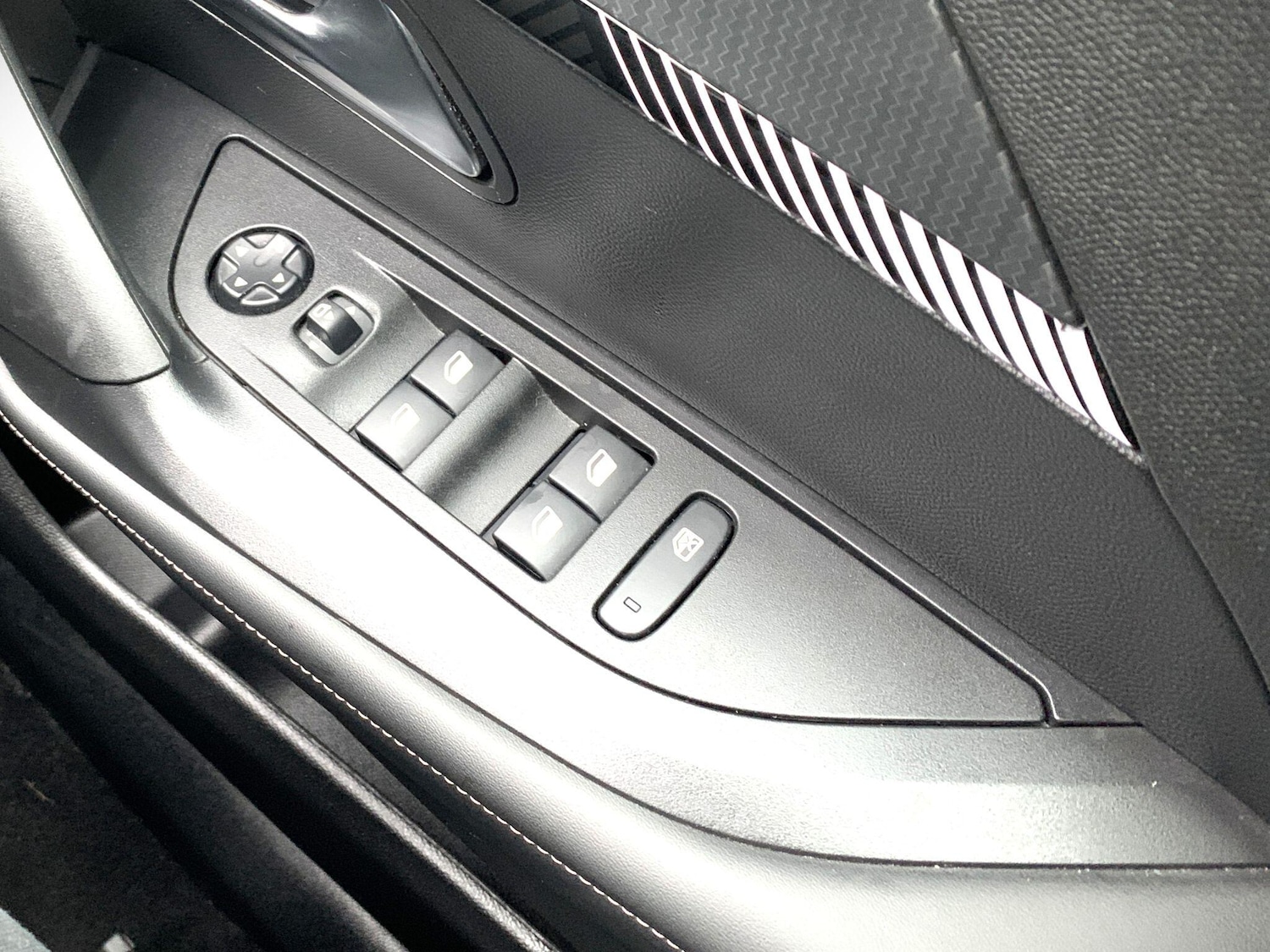 Used Peugeot E-2008 2024 for sale - 76990899: Photo 40