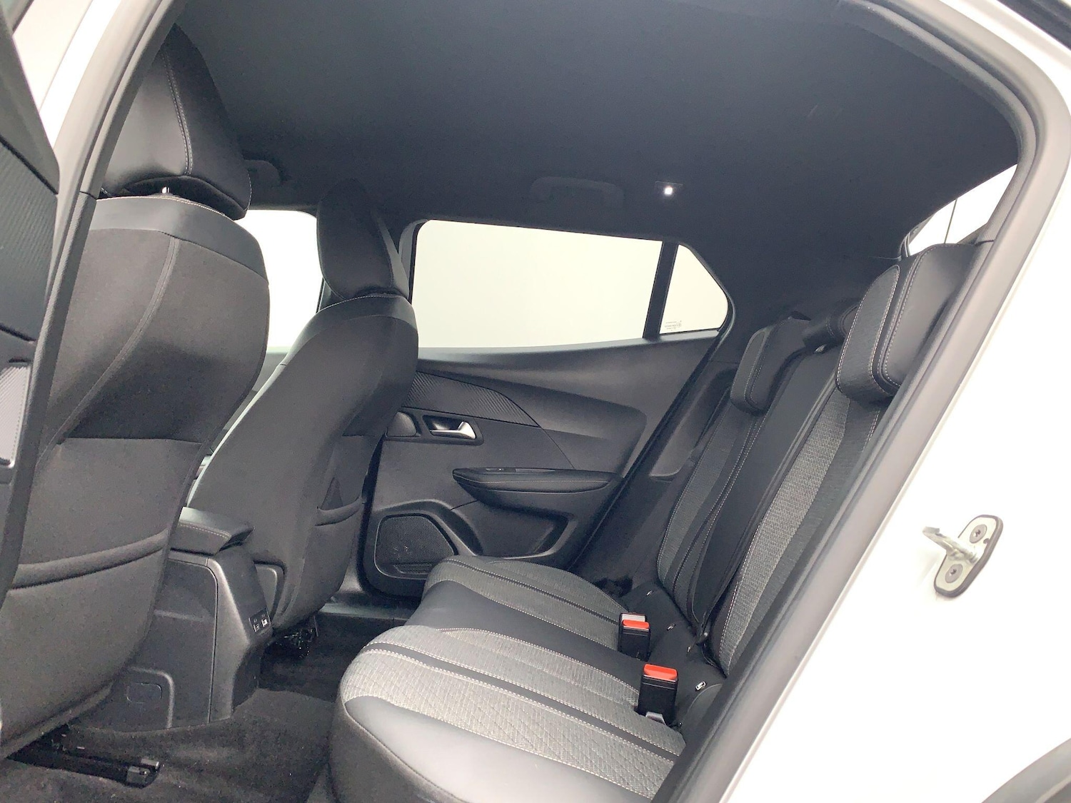 Used Peugeot E-2008 2024 for sale - 76990899: Photo 9